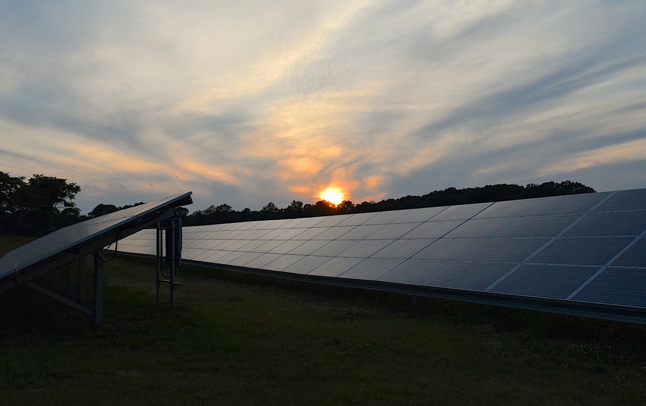 Photovoltaik Anlage bei Sonnenuntergang